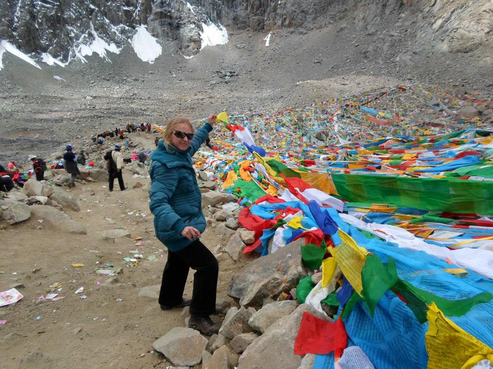 На перевале на высоте 5700 м паломники развешивают молитвенные флажки с напечатанными на них мантрами.